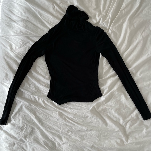 Aritzia Tops - aritzia ribbed black turtleneck in size XS